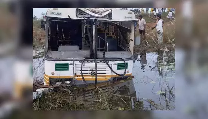 AP News : నీటి కుంటలోకి దూసుకు పోయిన ఆర్టీసీ బస్ AP News : నీటి కుంటలోకి దూసుకు పోయిన ఆర్టీసీ బస్