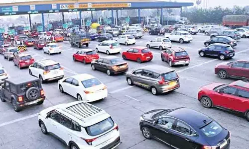 Traffic Jam: సంక్రాంతి పండుగ ఎఫెక్ట్.. టోల్ ప్లాజాల వద్ద భారీగా ట్రాఫిక్ జాం