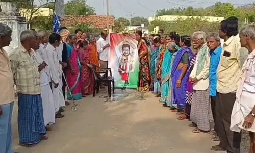 Handloom: ముఖ్యమంత్రి రేవంత్ రెడ్డికి చేనేత కార్మికుల పాలాభిషేకం