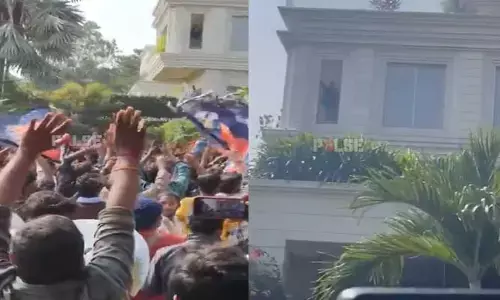 Ram Charan: గేమ్ ఛేంజర్ హిట్.. హీరో రామ్ చరణ్ ఇంటి వద్ద అభిమానుల సందడి