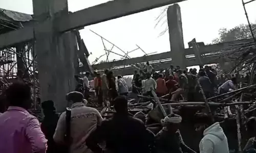 Railway Station Accident : యూపీలో ఘోర ప్రమాదం.. కూలిన రైల్వే స్టేషన్ పైకప్పు