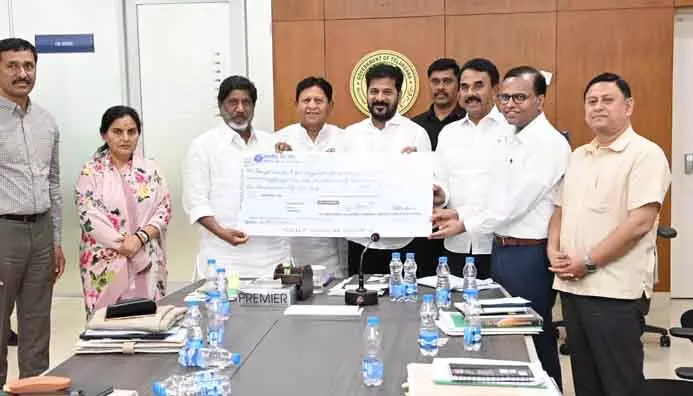 Singareni Collieries : సీఎంకు రూ.88.55 కోట్ల సింగరేణి కాలరీస్ డివిడెండ్ చెక్కు Singareni Collieries : సీఎంకు రూ.88.55 కోట్ల సింగరేణి కాలరీస్ డివిడెండ్ చెక్కు