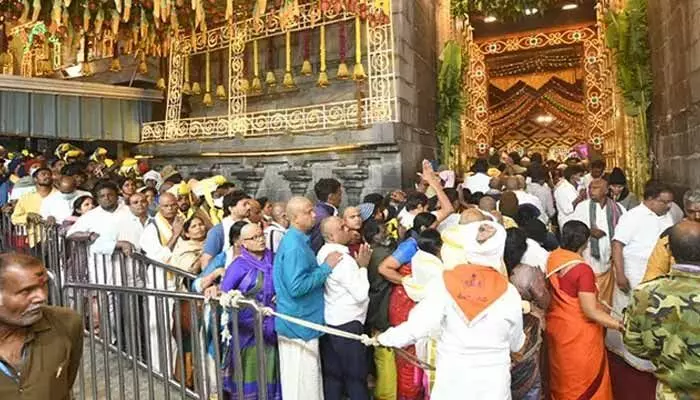 TTD:వైకుంఠ ద్వార దర్శన టోకెన్ల జారీ పై టీటీడీ కీలక నిర్ణయం TTD:వైకుంఠ ద్వార దర్శన టోకెన్ల జారీ పై టీటీడీ కీలక నిర్ణయం