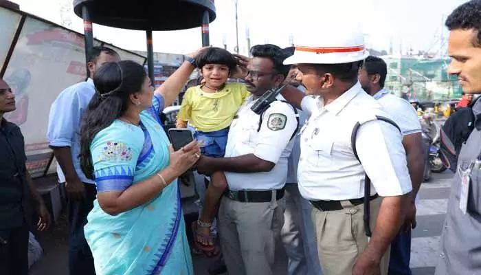 AP News:మానవత్వం చాటుకున్న ఏపీ హోంమంత్రి అనిత AP News:మానవత్వం చాటుకున్న ఏపీ హోంమంత్రి అనిత