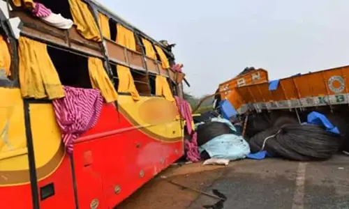 Accident: బస్సులో 20 మంది.. కొద్దిలో మిస్.. !