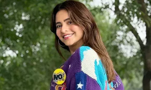 Aamna Sharif Hot Photos: మత్తెక్కించే అందాలతో మైమరిపిస్తున్న ఆమ్నా షరీఫ్