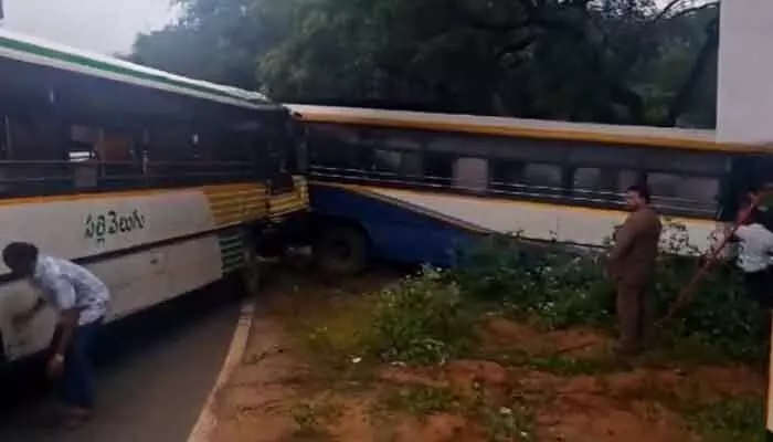 Road Accident: సంక్రాంతి వేళ తిరుపతిలో ఘోర రోడ్డు ప్రమాదం Road Accident: సంక్రాంతి వేళ తిరుపతిలో ఘోర రోడ్డు ప్రమాదం