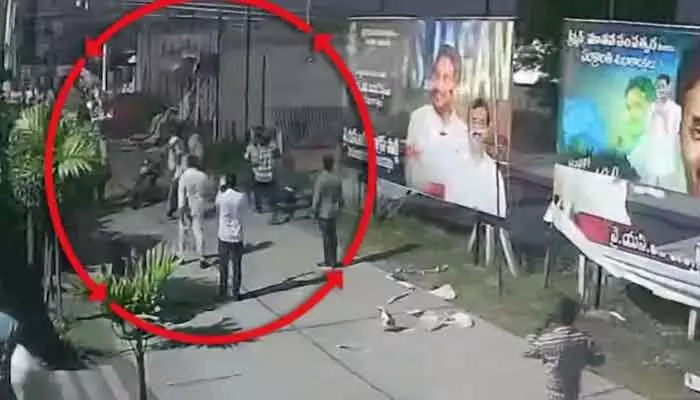 వైసీపీ ఫ్లెక్సీలు చించివేత...గుంటూరు జిల్లాలో ఉద్రిక్తత వైసీపీ ఫ్లెక్సీలు చించివేత...గుంటూరు జిల్లాలో ఉద్రిక్తత