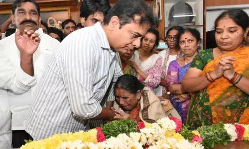 మాజీ MP మందా జగన్నాథం కుటుంబ సభ్యులను పరామర్శించిన KTR