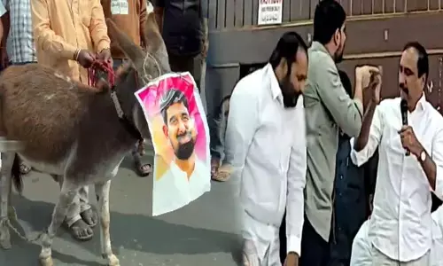 Kaushik Reddy: గాడిదకు పాడి కౌశిక్ రెడ్డి ఫోటో కట్టి ఊరేగింపు.. క్షమాపణలు చెప్పాల్సిందే!