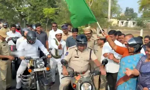Seethakka: పార్టీలకు వేలు ఖర్చు చేస్తారు.. హెల్మెట్‌కు మాత్రం ఖర్చు చేయరు: మంత్రి సీతక్క