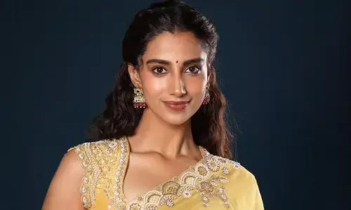 Meenakshi Chaudhary : చీరకట్టులో సెగలు పుట్టిస్తున్న మీనాక్షి చౌదరి