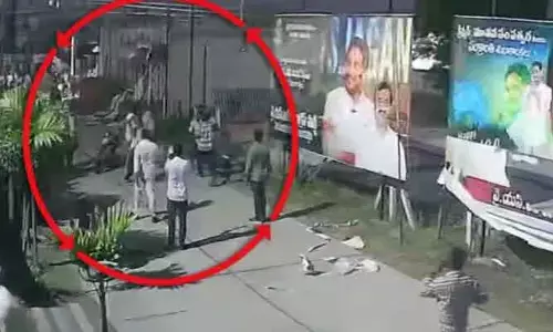 వైసీపీ ఫ్లెక్సీలు చించివేత...గుంటూరు జిల్లాలో ఉద్రిక్తత