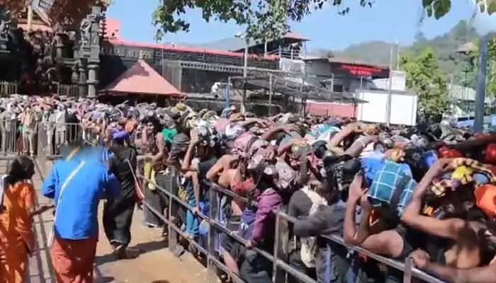 Sabarimala: నేడు శబరిమలలో మకరజ్యోతి దర్శనం.. భారీగా తరలివస్తున్న భక్తులు Sabarimala: నేడు శబరిమలలో మకరజ్యోతి దర్శనం.. భారీగా తరలివస్తున్న భక్తులు