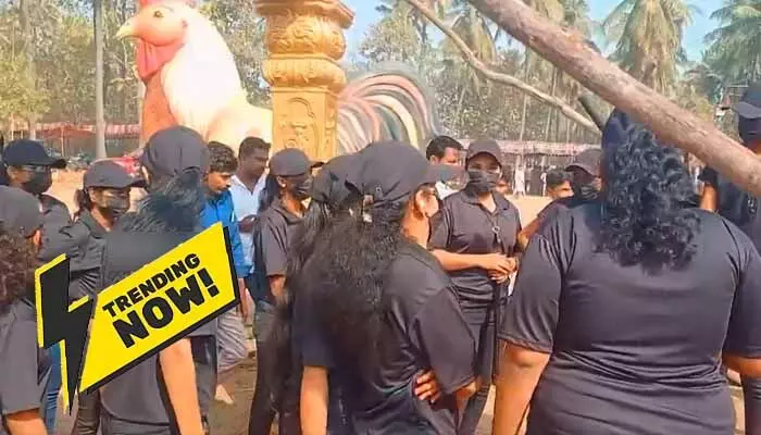 Lady Bouncers: కోడి పందాల్లో లేడీ బౌన్సర్స్.. సోషల్ మీడియాలో వీడియోలు వైరల్ Lady Bouncers: కోడి పందాల్లో లేడీ బౌన్సర్స్.. సోషల్ మీడియాలో వీడియోలు వైరల్
