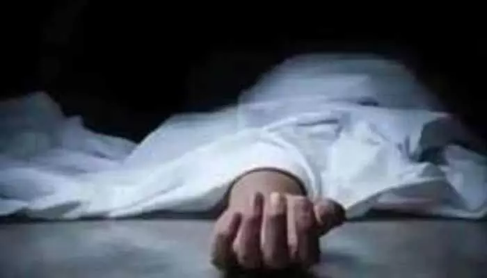 Crime News: దారుణం.. మహిళను హత్య చేసి యువకుడు సూసైడ్ Crime News: దారుణం.. మహిళను హత్య చేసి యువకుడు సూసైడ్