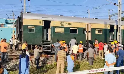 Tamil Nadu: పండుగ పూట తప్పిన పెను ప్రమాదం.. పట్టాలు తప్పిన ప్యాసింజర్ రైలు