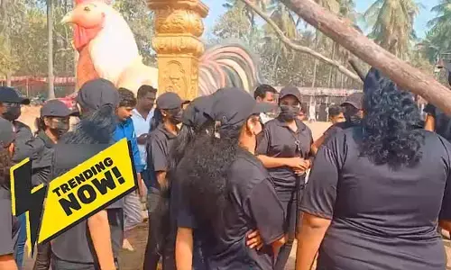 Lady Bouncers: కోడి పందాల్లో లేడీ బౌన్సర్స్.. సోషల్ మీడియాలో వీడియోలు వైరల్