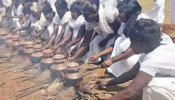 Sankranti: కనుమ రోజు అక్కడ ఆడవాళ్లంతా వితంతు వేషం వేస్తారు.. ఎక్కడో తెలుసా? Sankranti: కనుమ రోజు అక్కడ ఆడవాళ్లంతా వితంతు వేషం వేస్తారు.. ఎక్కడో తెలుసా?