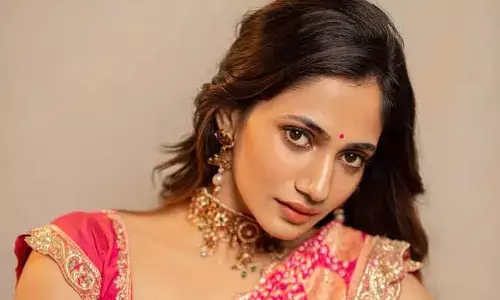 Losliya Mariyanesan : ఎరుపు చీరలో మెరిపిస్తున్న  బిగ్ బాస్ బ్యూటీ..