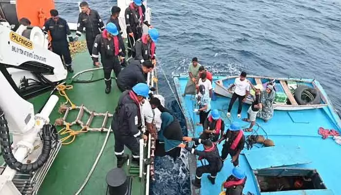 Indian Navy : ఇండియన్ నేవీ చొరవ..సముద్రంలో చిక్కుకున్న 54మంది సురక్షితం Indian Navy : ఇండియన్ నేవీ చొరవ..సముద్రంలో చిక్కుకున్న 54మంది సురక్షితం