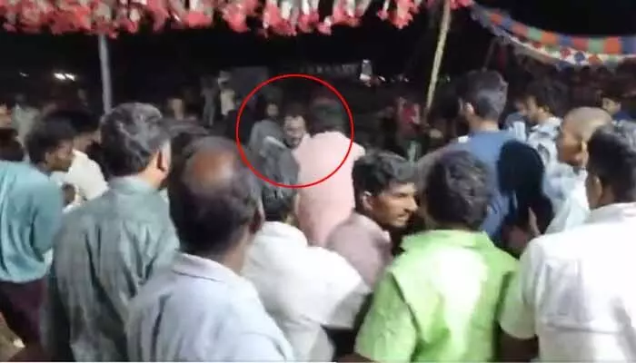 Attack: బరితెగించిన కోడిపందేల నిర్వాహకులు.. ఏకంగా ఎస్సైపై దాడికి యత్నం (వీడియో వైరల్) Attack: బరితెగించిన కోడిపందేల నిర్వాహకులు.. ఏకంగా ఎస్సైపై దాడికి యత్నం (వీడియో వైరల్)