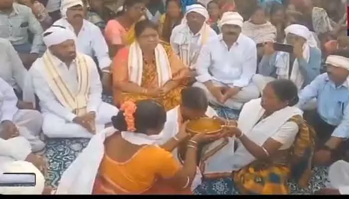 Khandeva Fair : జాతరలో 2.5 కిలోల నువ్వుల నూనె తాగిన మహిళ Khandeva Fair : జాతరలో 2.5 కిలోల నువ్వుల నూనె తాగిన మహిళ