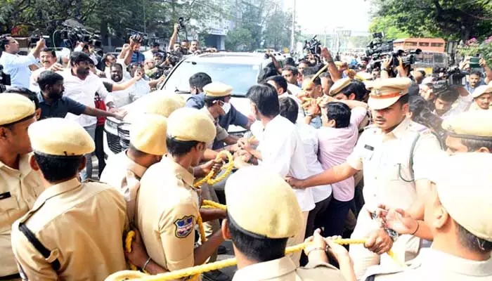 ED ఆఫీస్ వద్ద హైటెన్షన్.. బీఆర్ఎస్ ఎమ్మెల్యే, మాజీ ఎమ్మెల్యేలు అరెస్ట్ ED ఆఫీస్ వద్ద హైటెన్షన్.. బీఆర్ఎస్ ఎమ్మెల్యే, మాజీ ఎమ్మెల్యేలు అరెస్ట్