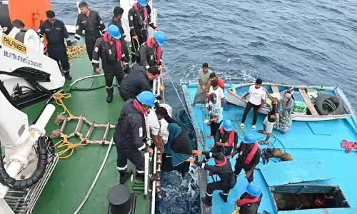 Indian Navy : ఇండియన్ నేవీ చొరవ..సముద్రంలో చిక్కుకున్న 54మంది సురక్షితం