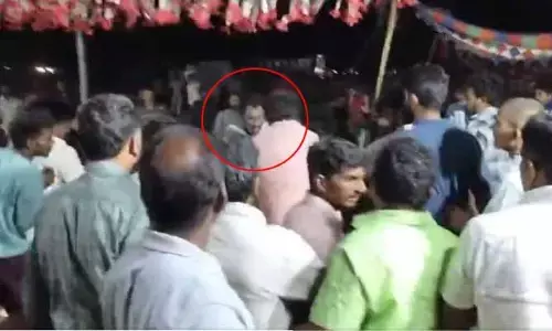 Attack: బరితెగించిన కోడిపందేల నిర్వాహకులు.. ఏకంగా ఎస్సైపై దాడికి యత్నం (వీడియో వైరల్)