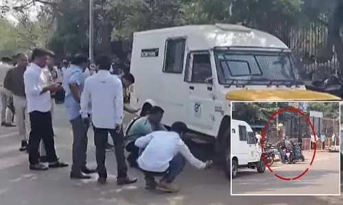 Robbers Attack: పట్టపగలే దోపిడీ దొంగల కాల్పులు.. క్యాష్ బాక్స్‌తో పరార్