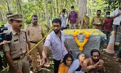 Kerala: కేరళలో జీవసమాధి ఘటన కలకలం.. ధ్యానస్థితిలో పూజసామగ్రితో డెడ్ బాడీ లభ్యం..!