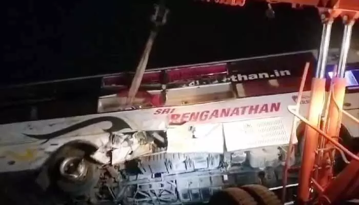 రాష్ట్రంలో ఘోర రోడ్డు ప్రమాదం.. నలుగురు స్పాట్ డెడ్, 22 మందికి గాయాలు రాష్ట్రంలో ఘోర రోడ్డు ప్రమాదం.. నలుగురు స్పాట్ డెడ్, 22 మందికి గాయాలు