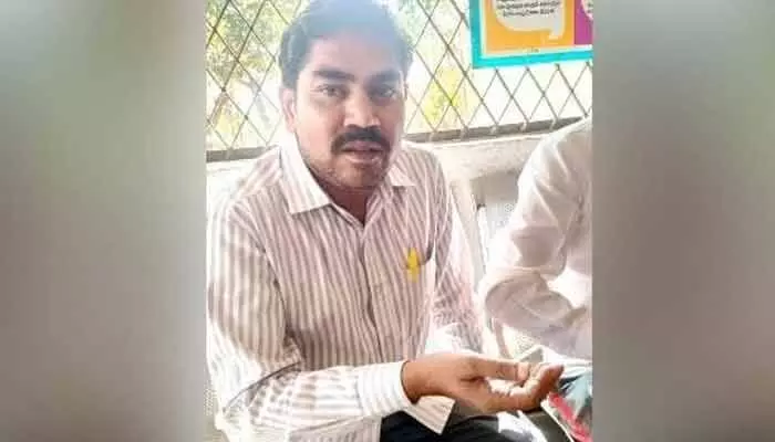 Yellareddy: మెడికల్ ఆఫీసర్ పేరుతో వసూళ్లు.. వెలుగులోకి కాంట్రాక్టు ఉద్యోగి బాగోతం Yellareddy: మెడికల్ ఆఫీసర్ పేరుతో వసూళ్లు.. వెలుగులోకి కాంట్రాక్టు ఉద్యోగి బాగోతం