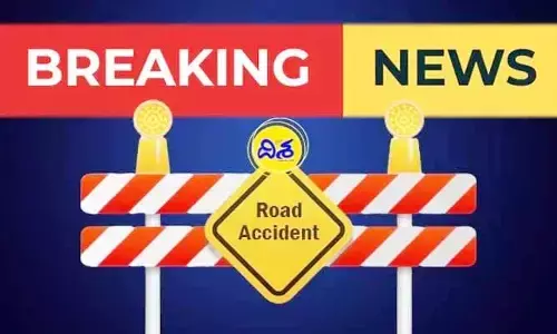Road Accident: బైక్‌ను ఢీకొట్టిన లారీ.. తల్లీ, కూతురు దుర్మరణం