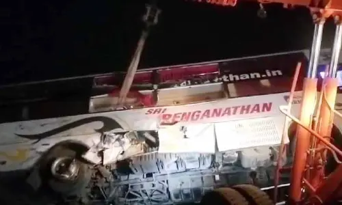 రాష్ట్రంలో ఘోర రోడ్డు ప్రమాదం.. నలుగురు స్పాట్ డెడ్, 22 మందికి గాయాలు