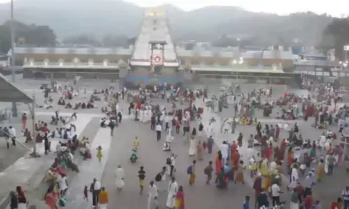 తిరుమలలో భక్తుల ఆందోళన...ఉద్రిక్తత