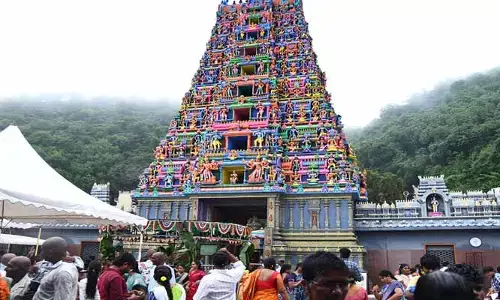 Vijayawada:దుర్గగుడి వద్ద దారుణ పరిస్థితులు.. భక్తులకు క్షమాపణ చెప్పిన మంత్రి(వీడియో)
