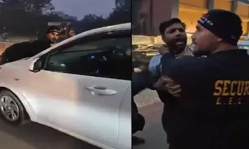 Viral Incident : కారులో ప్రియుడితో భార్య..బానెట్ పై భర్త !