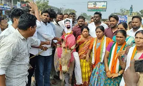 Huzurabad: సొంత నియోజకవర్గంలో గాడిదపై పాడి కౌషిక్ రెడ్డి దిష్టి బొమ్మ ఊరేగింపు