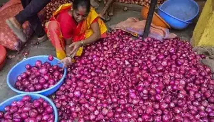Onion Rates: మళ్లీ ఉల్లి ధరలకు రెక్కలు.. కిలో ఎంతంటే..! Onion Rates: మళ్లీ ఉల్లి ధరలకు రెక్కలు.. కిలో ఎంతంటే..!