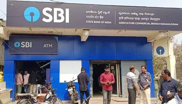 SBI: ఎస్బీఐ ఖాతాదారులకు సువర్ణావకాశం.. కళ్లు చెదిరిపోయే ఇన్సూరెన్స్ కవరేజీ స్కీమ్ SBI: ఎస్బీఐ ఖాతాదారులకు సువర్ణావకాశం.. కళ్లు చెదిరిపోయే ఇన్సూరెన్స్ కవరేజీ స్కీమ్