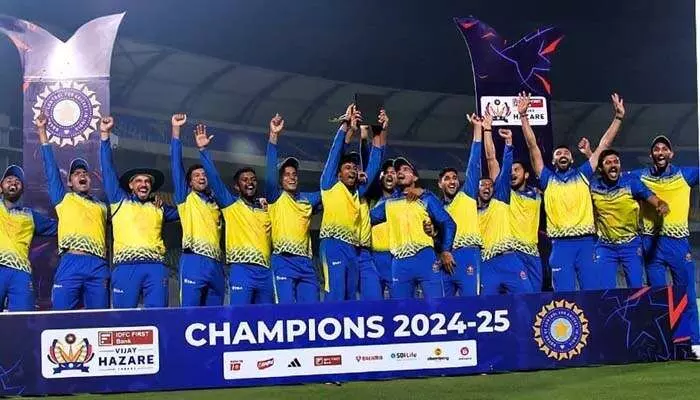 విజయ్ హజారే ట్రోఫీ కర్ణాటక కైవసం.. ఫైనల్లో విదర్భపై విజయం విజయ్ హజారే ట్రోఫీ కర్ణాటక కైవసం.. ఫైనల్లో విదర్భపై విజయం