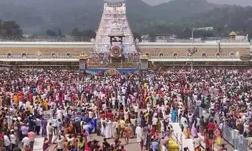 తిరుమలకు పోటెత్తిన భక్తులు.. సప్తగిరి టోల్‌ ప్లాజా వద్ద భారీగా ట్రాఫిక్ జామ్