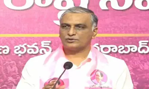 బీఆర్ఎస్ నేతకు నోటీసులు.. మాజీమంత్రి హరీష్ రావు సంచలన వ్యాఖ్యలు