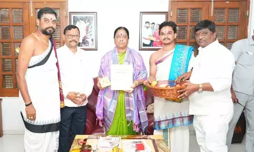 Keslapur: నాగోబా జాతరకు రావాలని మంత్రి కొండా సురేఖకు ఆహ్వానం