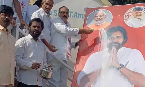 Vizag: పవన్ కళ్యాణ్ చిత్ర పటానికి ఉక్కు కార్మికుల పాలాభిషేకం