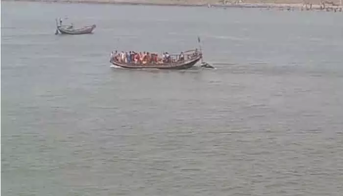 Boat Capsizes : కుంభమేళా వేళ.. గంగా నదిలో ఘోర ప్రమాదం Boat Capsizes : కుంభమేళా వేళ.. గంగా నదిలో ఘోర ప్రమాదం
