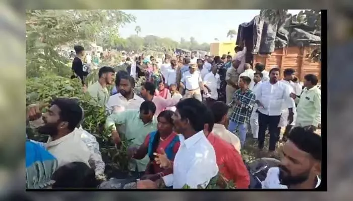 Road Accident : యాదగిరిగుట్ట వెళ్ళి వస్తుండగా రోడ్డు ప్రమాదం.. 35 మందికి తీవ్ర గాయాలు Road Accident : యాదగిరిగుట్ట వెళ్ళి వస్తుండగా రోడ్డు ప్రమాదం.. 35 మందికి తీవ్ర గాయాలు