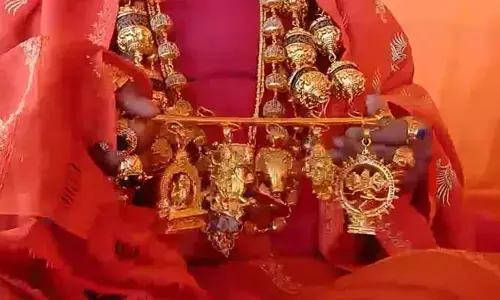 మహాకుంభమేళాలో స్పెషల్ అట్రాక్షన్‌గా  ‘గోల్డెన్ బాబా’.. అసలెవరీ బాబా?